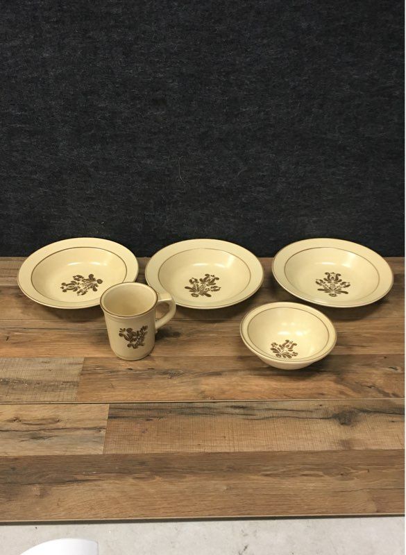 Lot 5 Pfaltzgraff Village Brown Pieces ( 3 Large Bowls \ 1 Small Bowl \ 1 Mug)