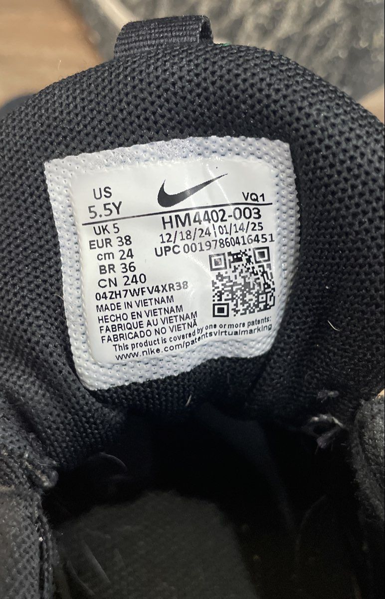 Nike Cosmic Runner Black White Youth Running Shoes Size 5.5Y
