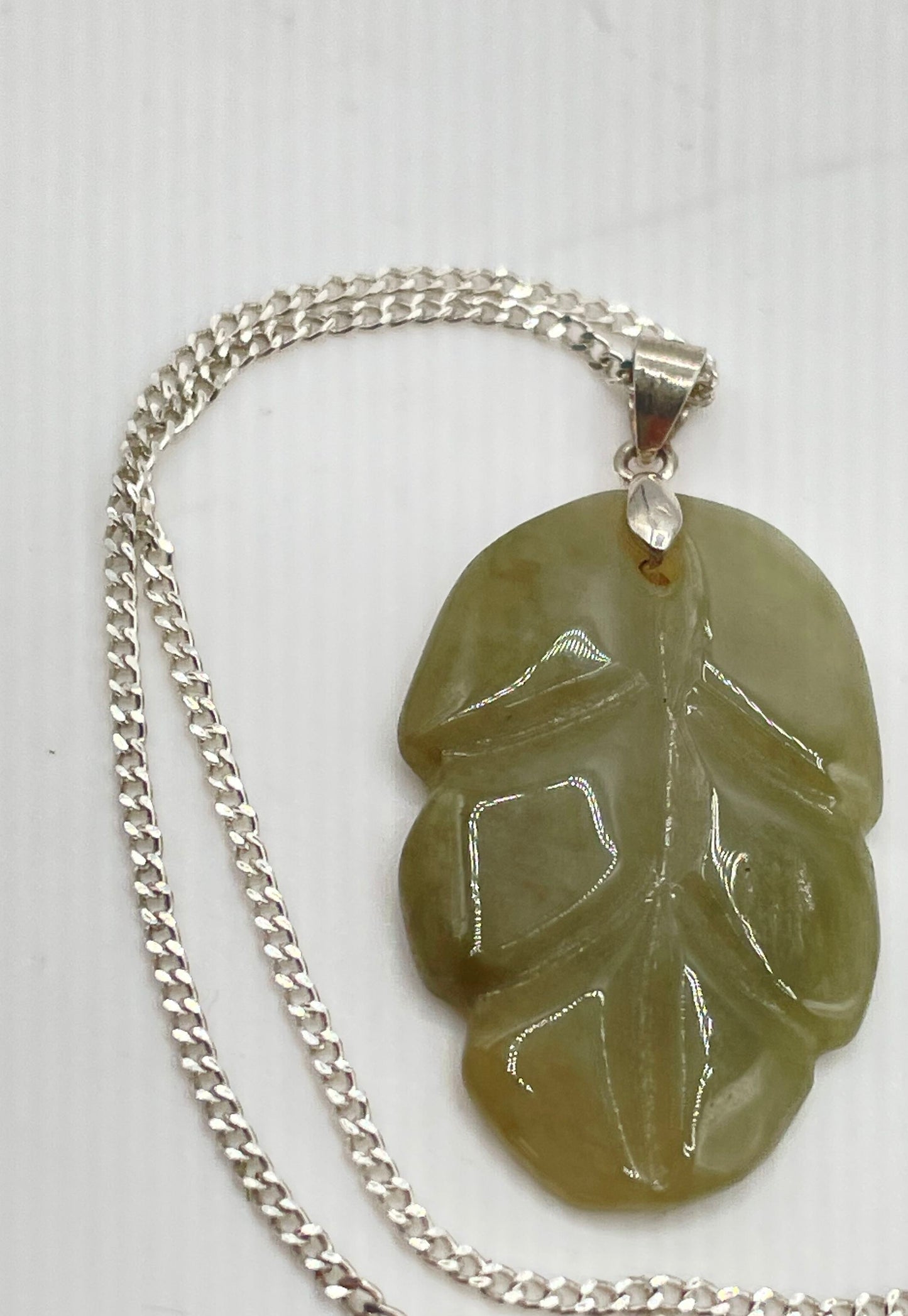 925 Sterling Silver Green Jade Leaf Pendant W/ Cable Chain Necklace 4.9g