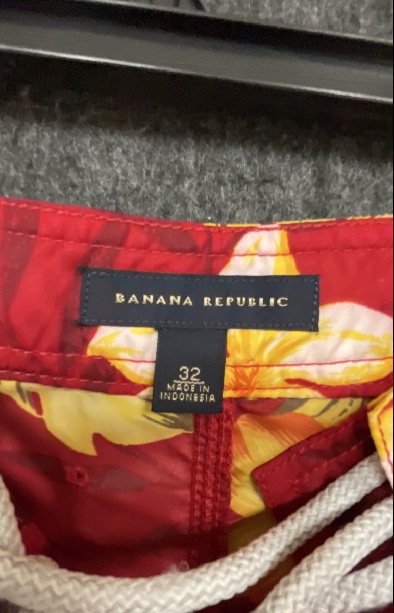 Banana Republic Men's Red Tropical Floral Lace-up Board Shorts Size 32