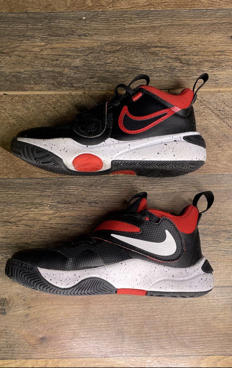 Boy's Nike Team Hustle D 11 Black/red Basketball Shoe Size 12