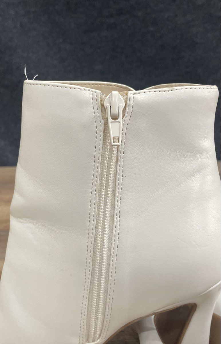 Nine West White Pointed Toe High Stiletto Heel Ankle Boots Size 8M