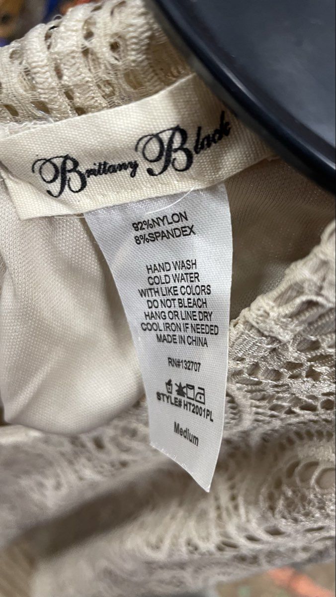 Brittany Black Women's Ivory Lace Sleeveless Blouse Mock Neck Keyhole Hem Size M
