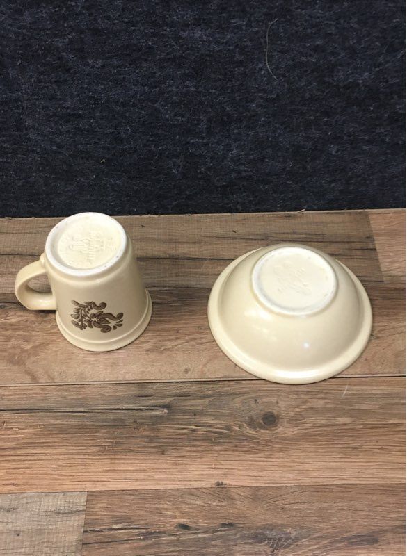 Lot 5 Pfaltzgraff Village Brown Pieces ( 3 Large Bowls \ 1 Small Bowl \ 1 Mug)