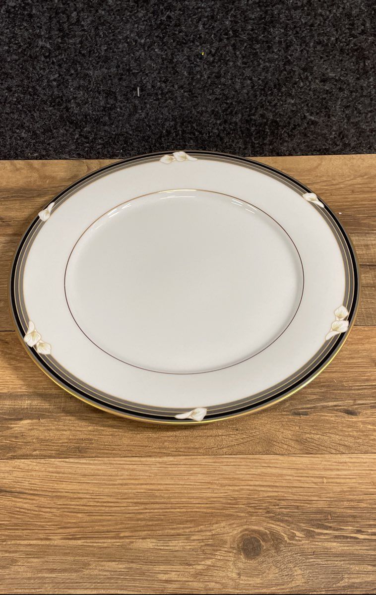 Legendary by Noritake Ellington 3691 Dinner Plates