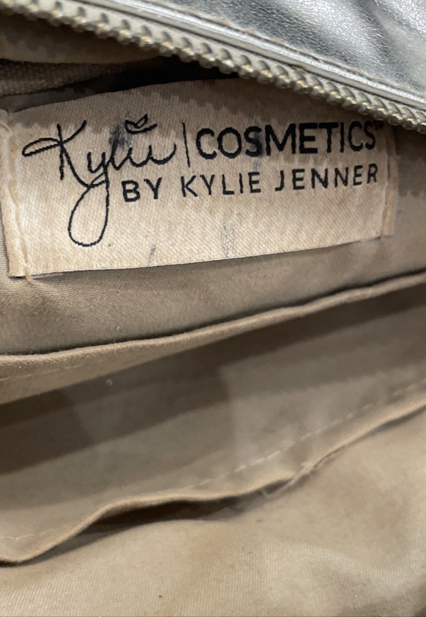 Kylie Cosmetics Silver Metallic Dripping Lips Makeup Bag Kylie Jenner