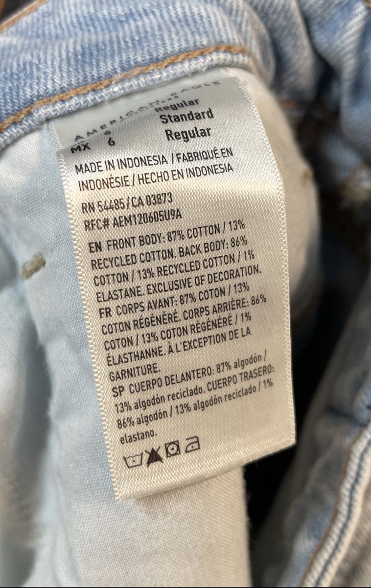 American Eagle Women's Mom Jean Light Wash Super High-Rise Strigid NWT Sz 6 Reg