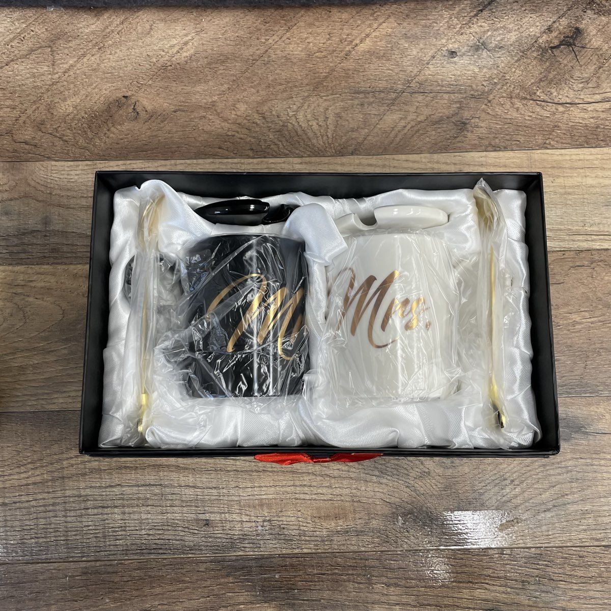 Deluxy Couple Gift Box Mr & Mrs Mugs and Spoons