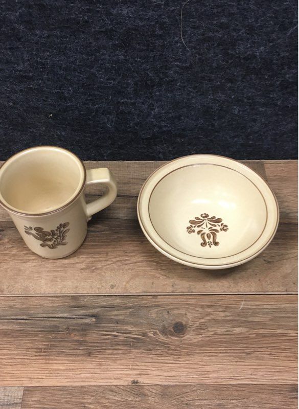 Lot 5 Pfaltzgraff Village Brown Pieces ( 3 Large Bowls \ 1 Small Bowl \ 1 Mug)