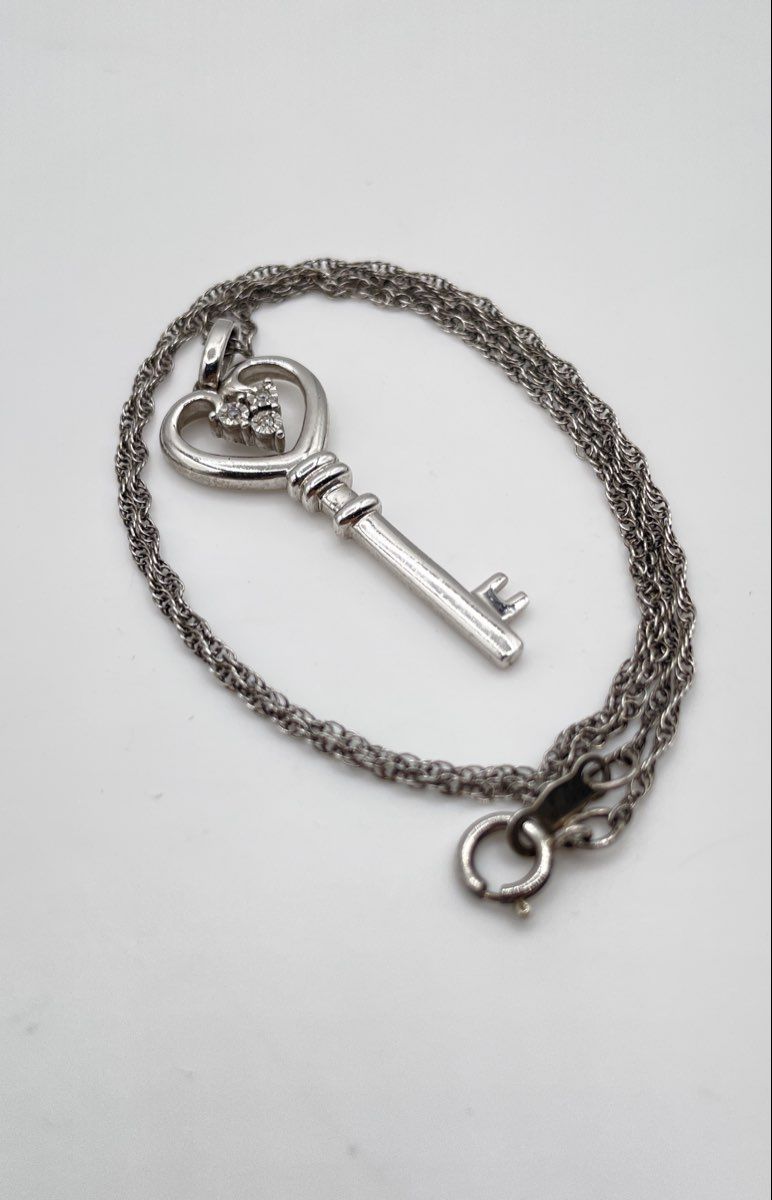 925 Sterling Silver Diamond Accents Heart Key Pendant Necklace 3.3g