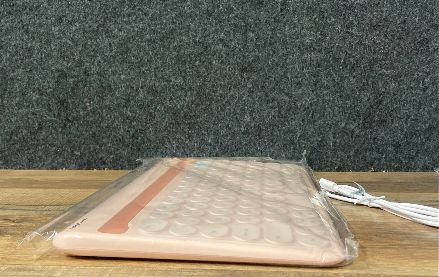 Jelly Comb Compact Wireless Bluetooth Keyboard Pink Multi-Device Rechargeable