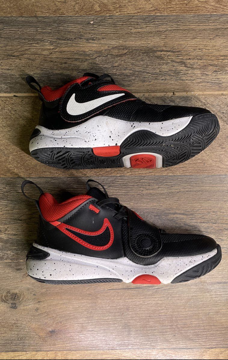 Boy's Nike Team Hustle D 11 Black/red Basketball Shoe Size 12