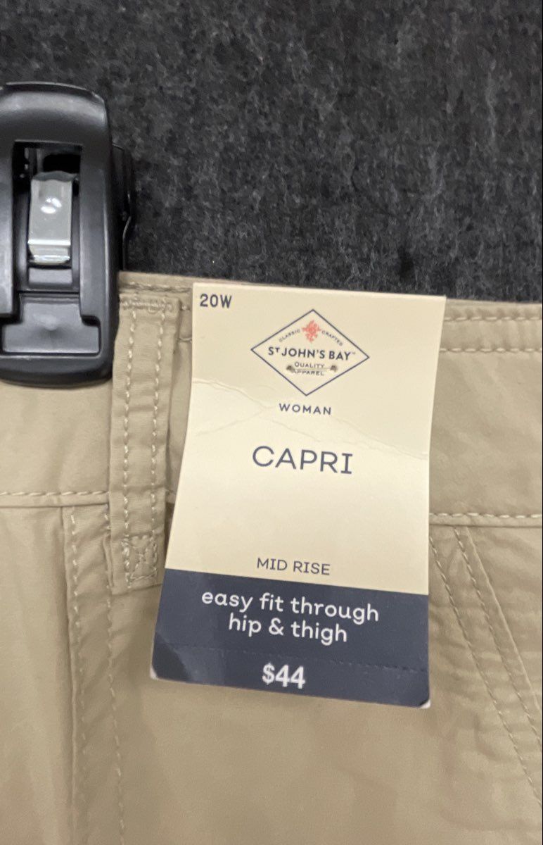 St. John's Bay Women's Khaki Capri Cargo Pants Mid Rise Easy Fit Sz 20W NWT