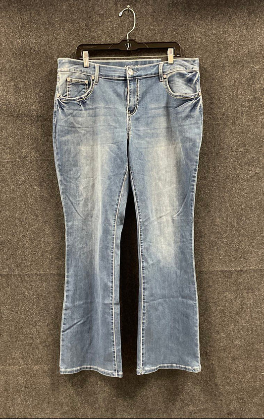 Apt. 9 Women's Bootcut Jeans Mid Rise Light Wash Denim Size 16W NWT