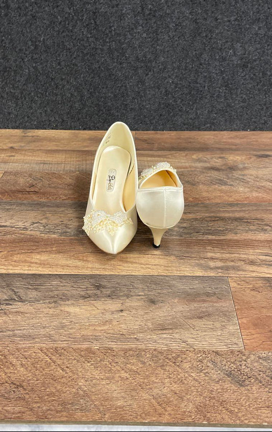 Vintage Dyeables Late Date Ivory Satin Beaded Kitten Heel Pumps Size 7.5