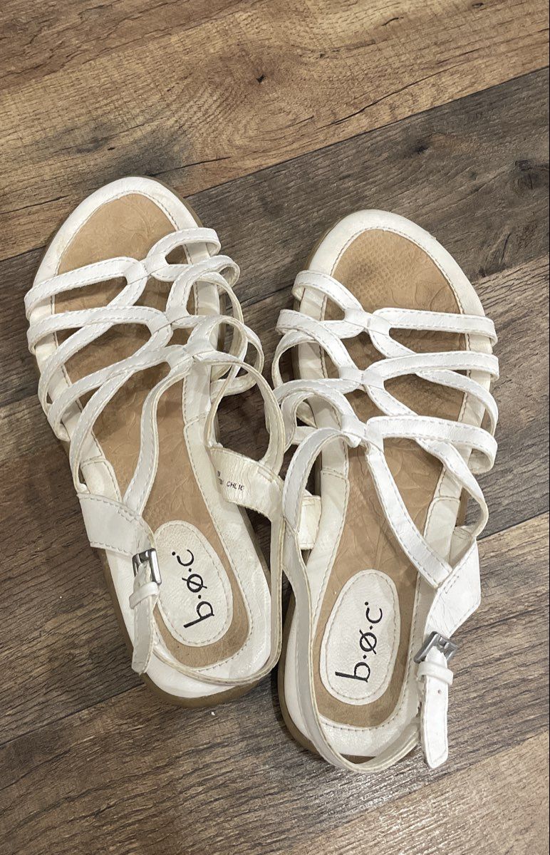 b.o.c. Tobi White Strappy Buckle Flat Sandals Women's Size 8M