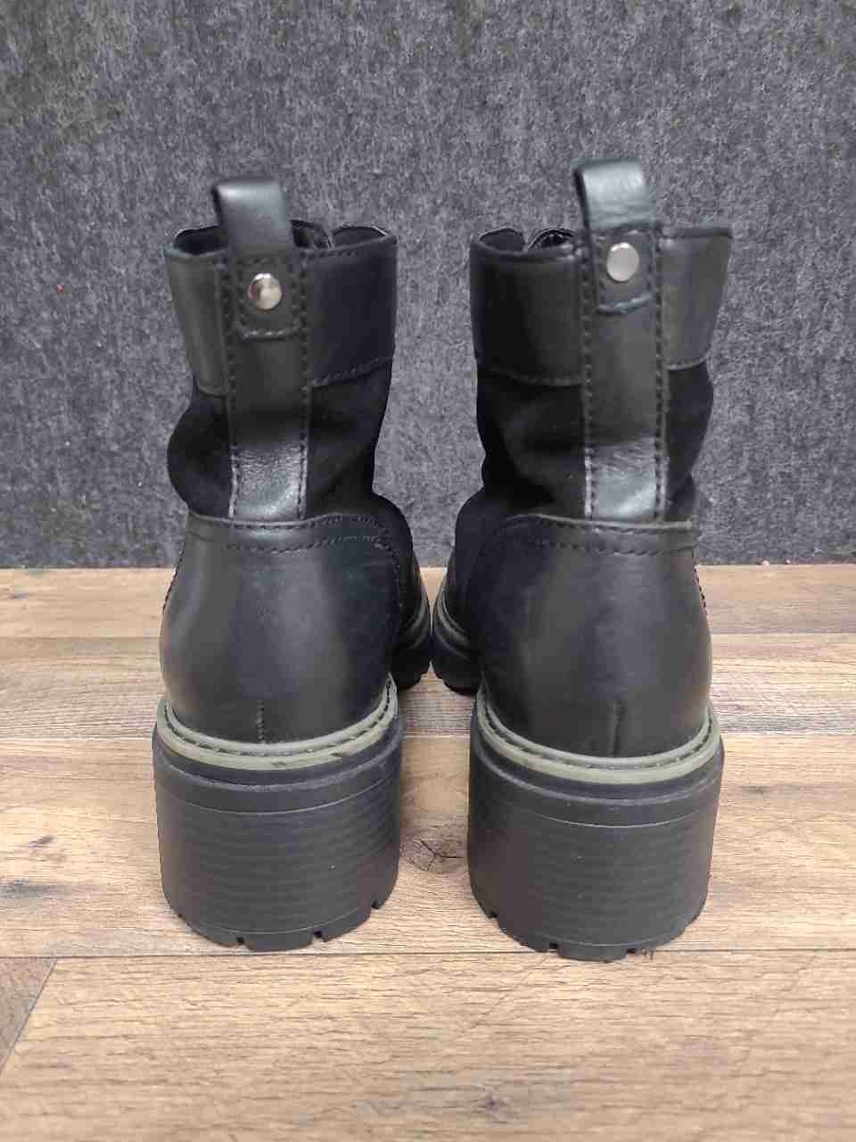 Naturalizer Black Leather Front Zip Lug Sole Platform Ankle Boots Size 10M