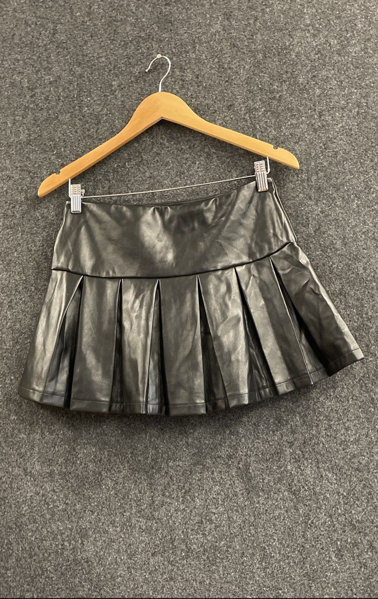 Windsor Women's Black Faux Leather Pleated Mini Skirt Sz M Knife Pleat Yoke