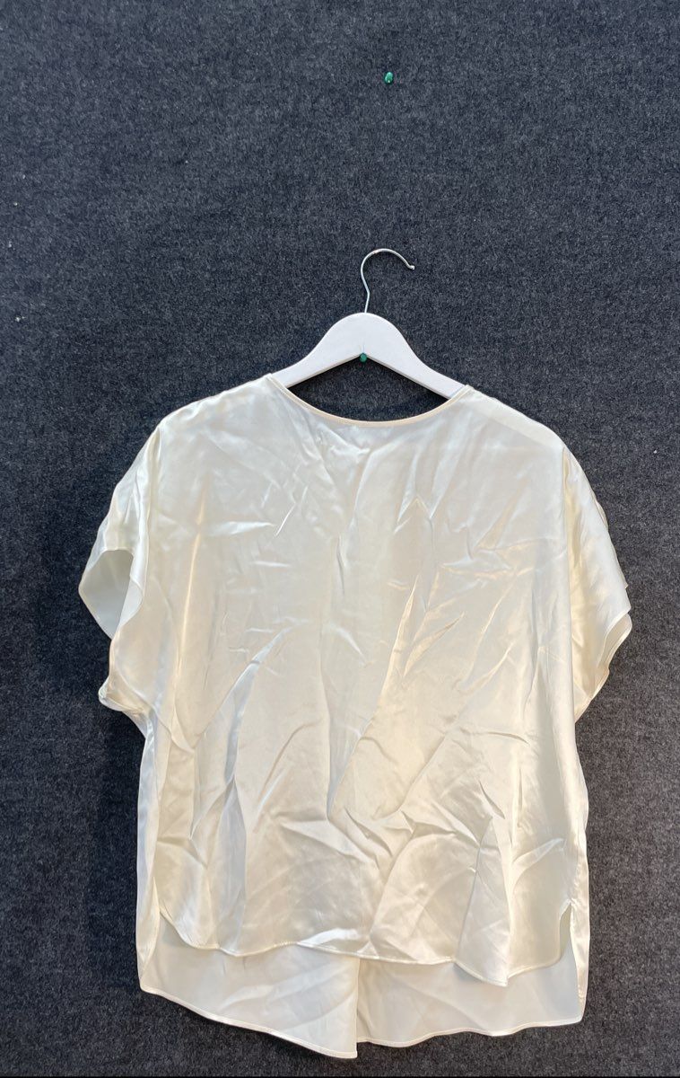 Banana Republic Women's Ivory Satin Short Sleeve Blouse Top NWT Sz M