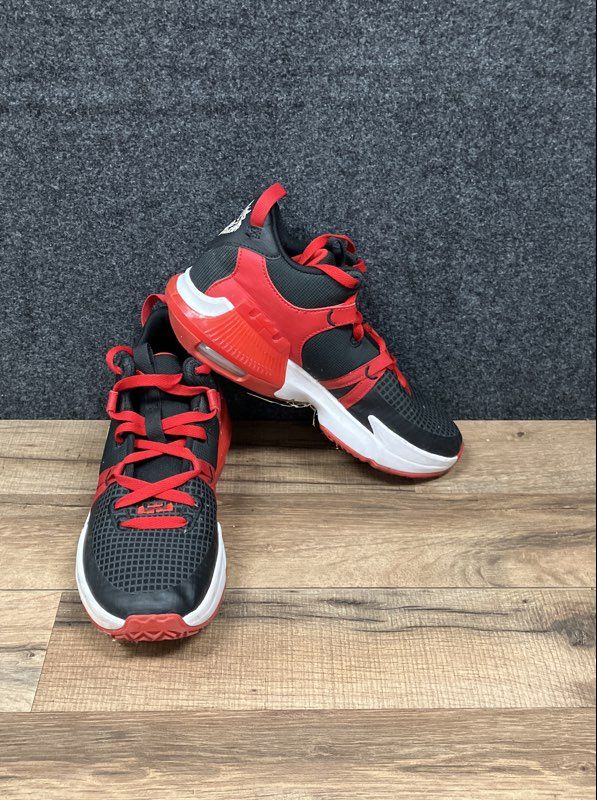 Nike LeBron Witness 8 GS Black University Red White Basketball Shoes Size 7Y