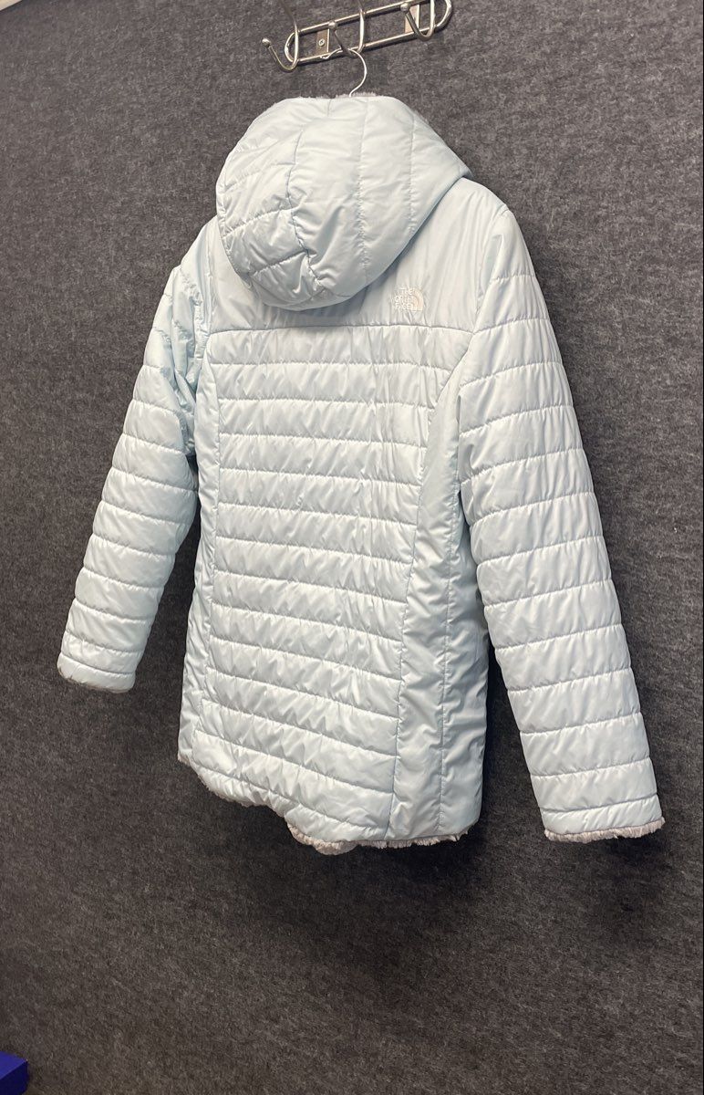 The North Face Women's Reversible Mossbud Swirl Hooded Puffer Jacket Lt Blue