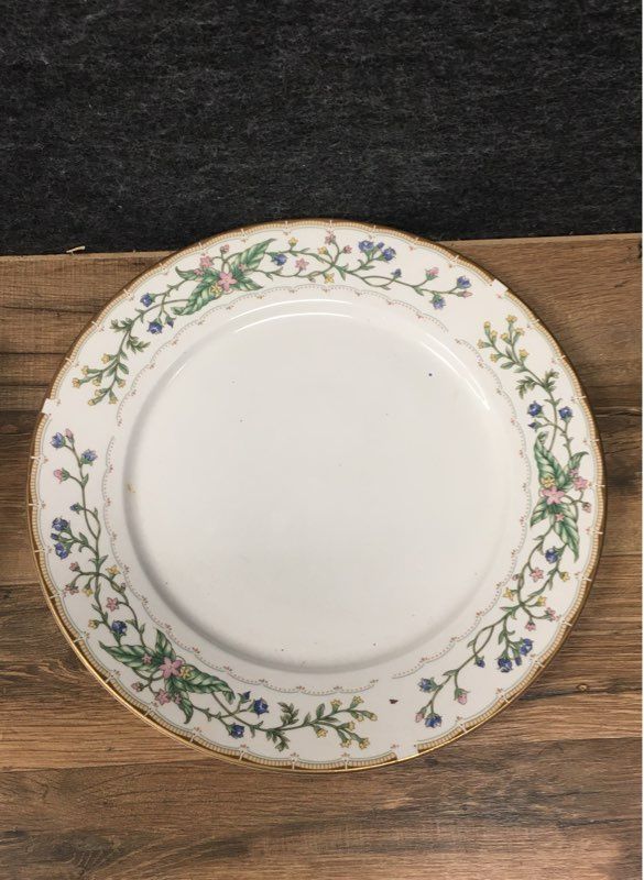 Lot of 5 Farberware Wellesley #486 Dinner Plates & 12" Serving Plate