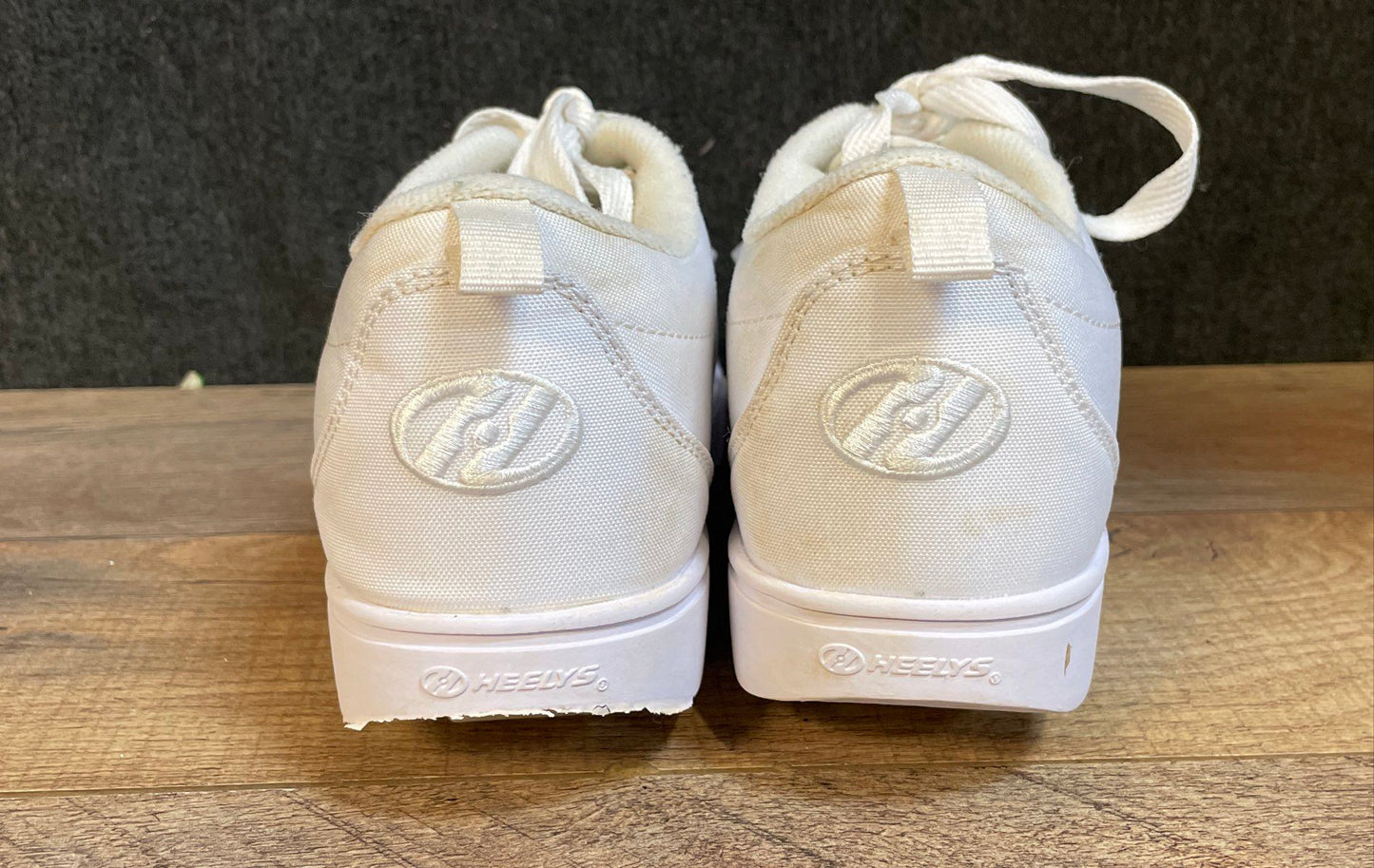 Heelys White Low Top Roller Skate Shoes with Wheels & Tool Youth Size 2Y