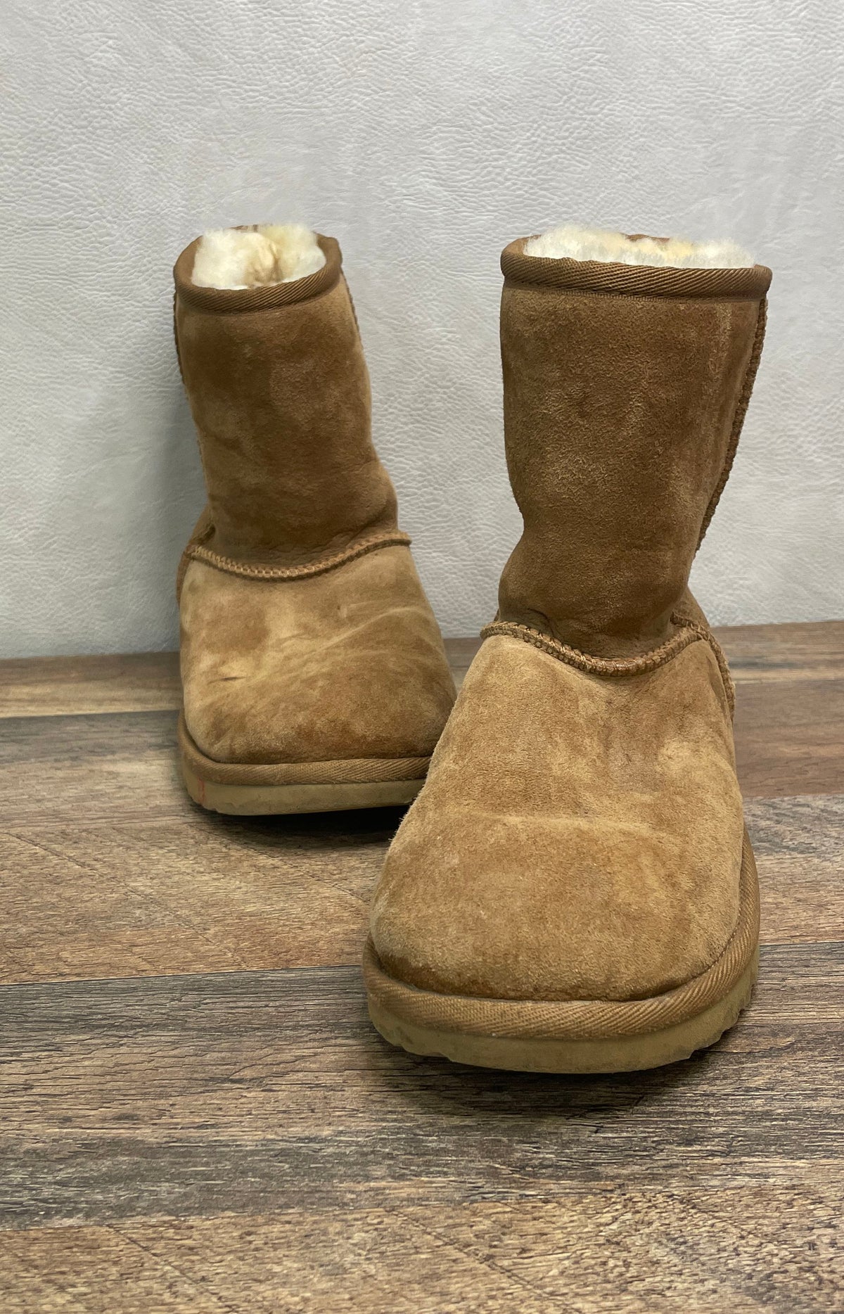 UGG Kids Classic II Short Chestnut Suede Sheepskin Boots Size 4 Big Kid