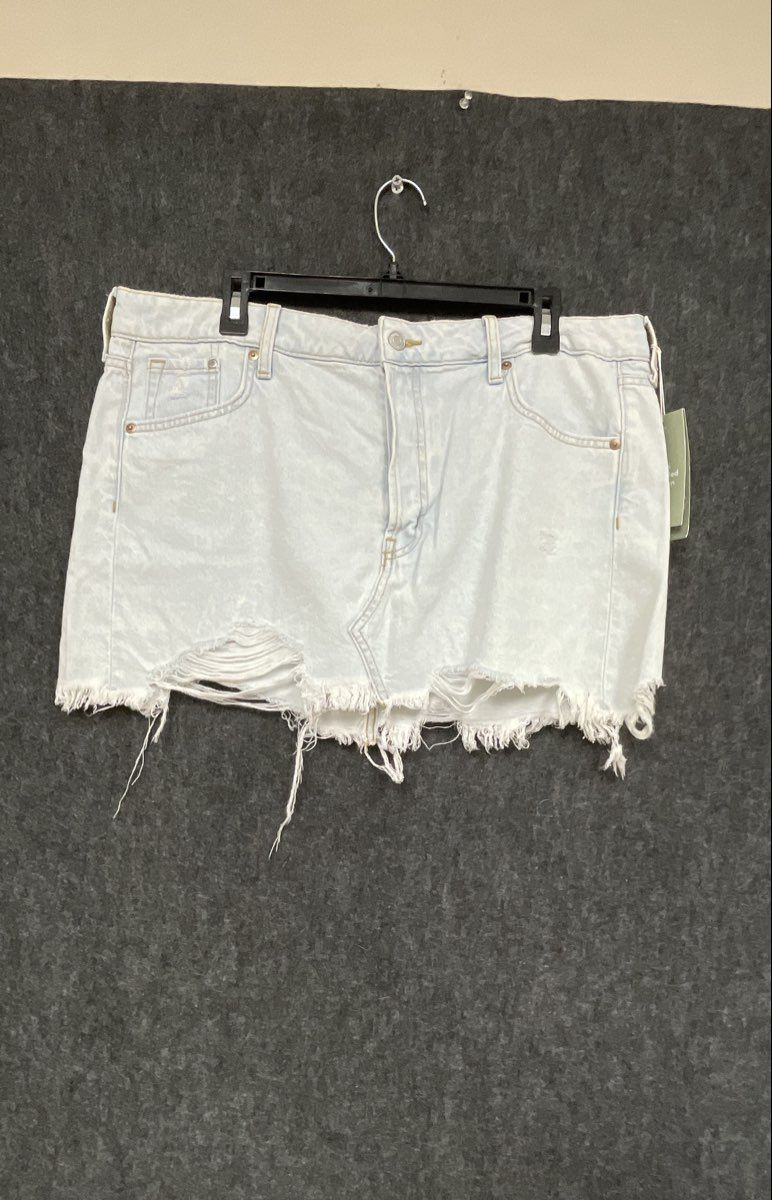 H&M Women's Light Wash Distressed Denim Shorts Frayed Hem Sz L NWT