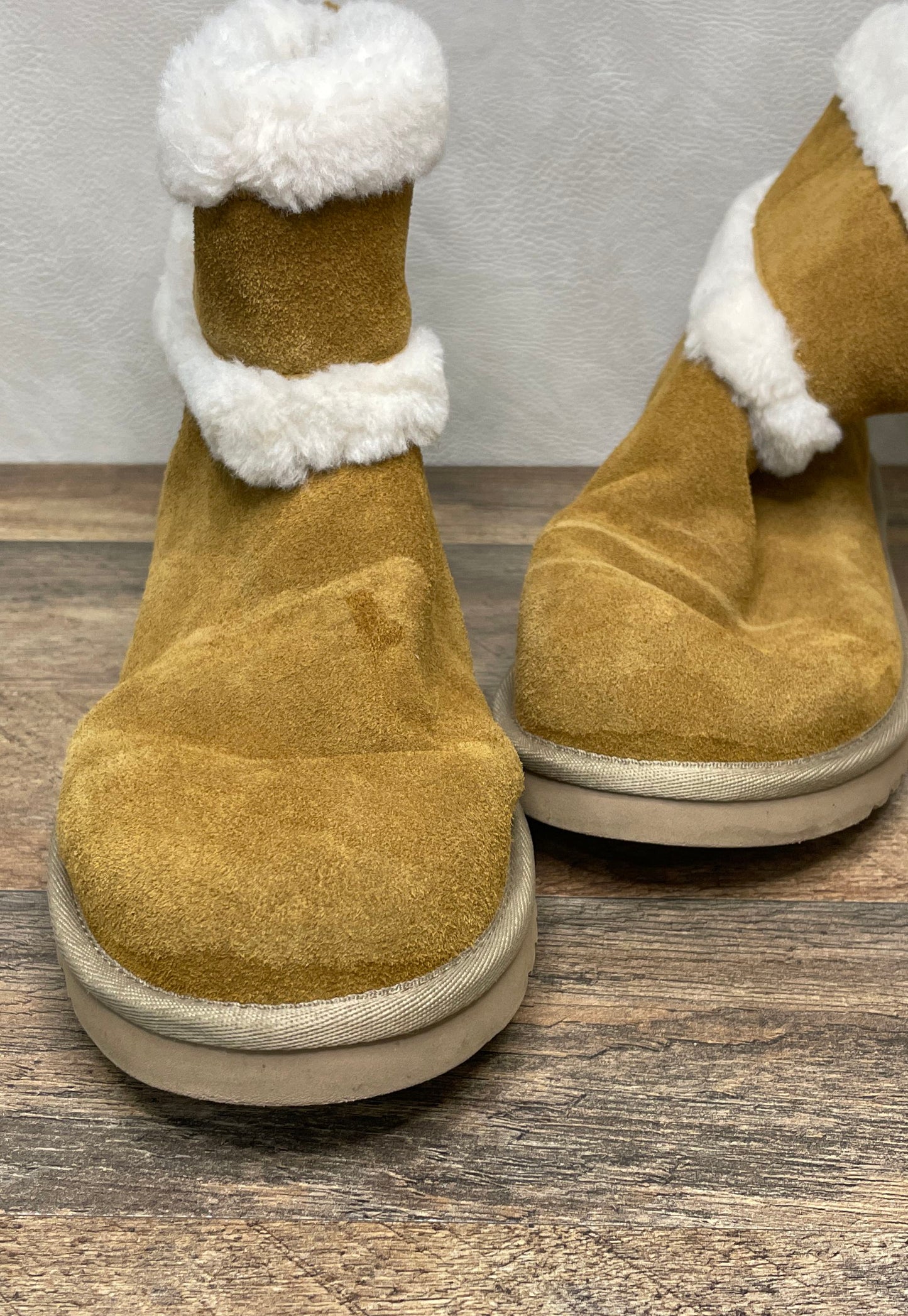 Koolaburra by UGG Victoria Short Chestnut Suede Shearling Boots Women's Size 10