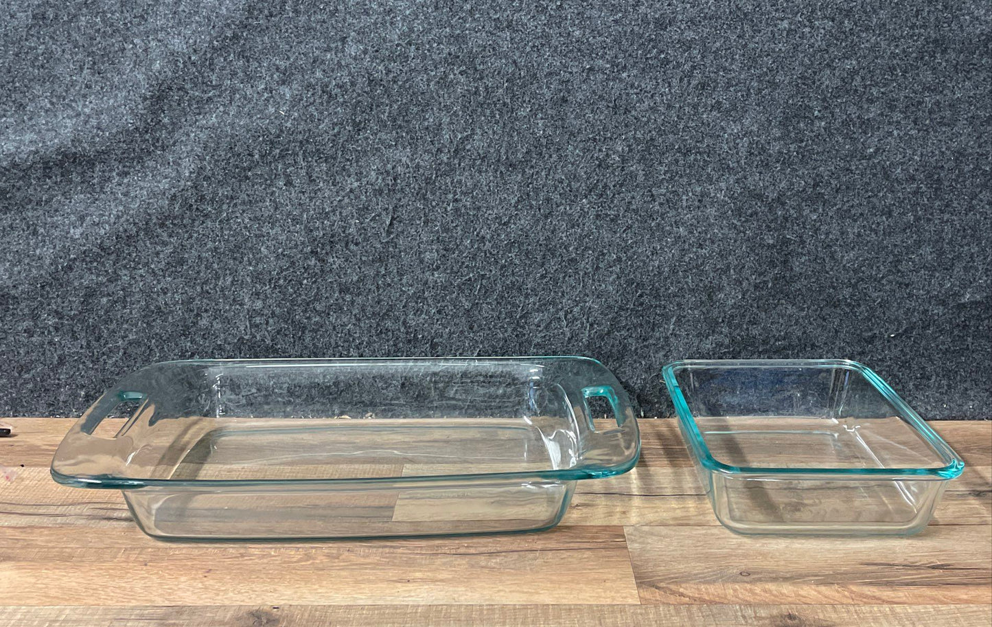 Pyrex 2 Piece Glass Bakeware Set 13x9 Baking Dish & Loaf Pan Clear