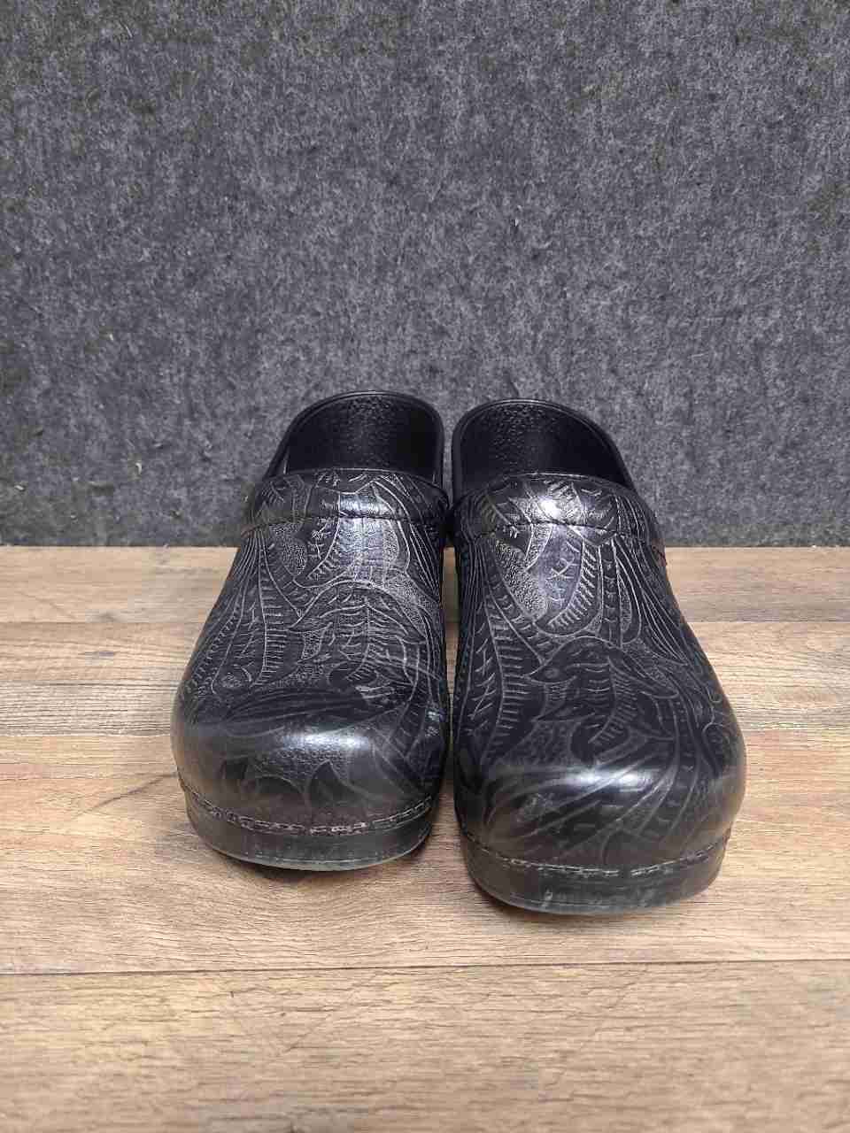 Dansko Professional Black Tooled Floral Leather Clogs Men's Size 43