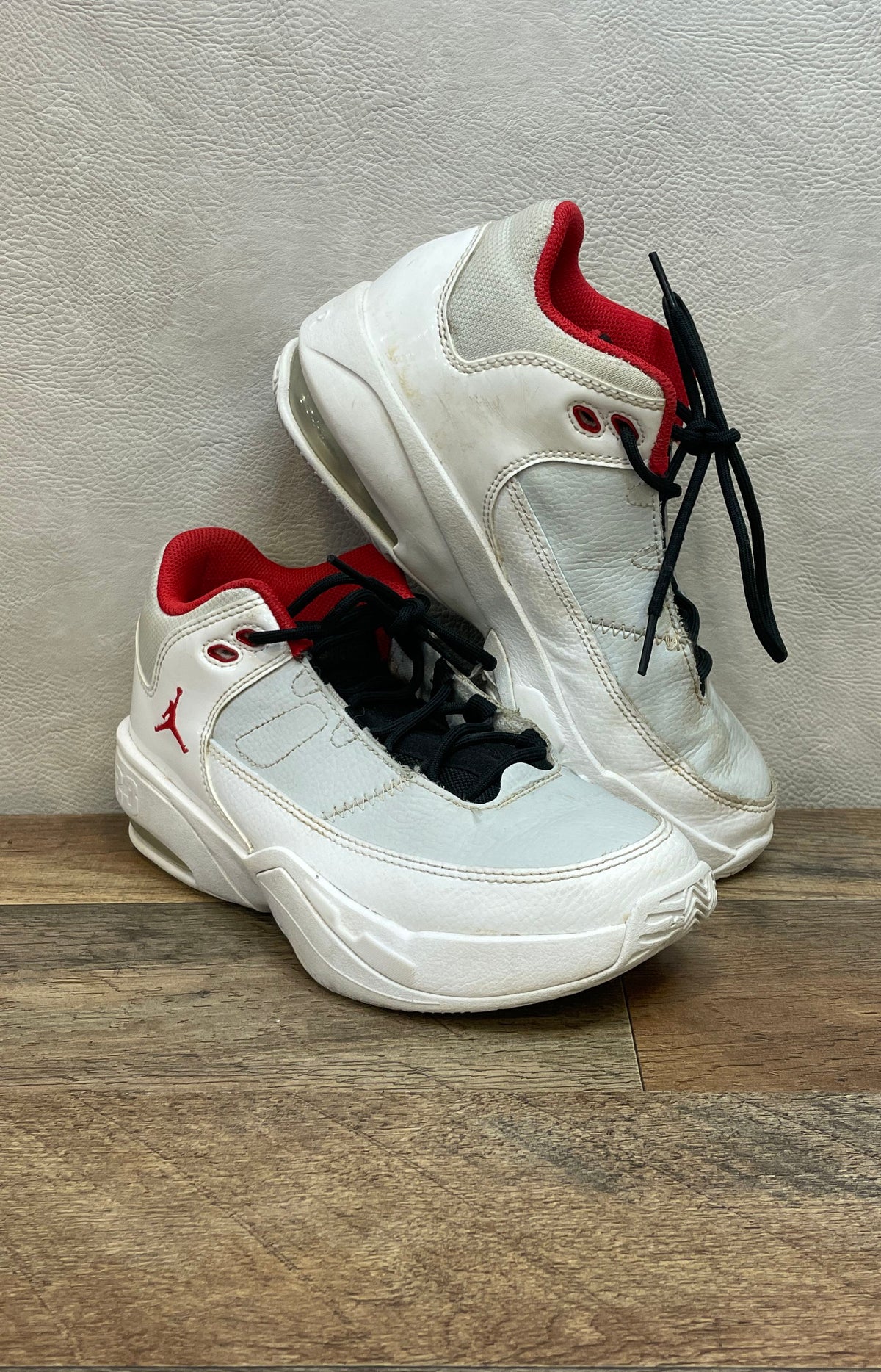 Nike Air Jordan Max Aura 3 White Red Black Basketball Shoes Size 4.5Y
