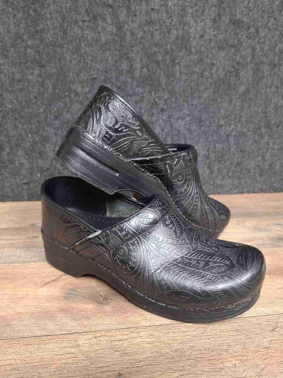 Dansko Professional Black Tooled Floral Leather Clogs Men's Size 43