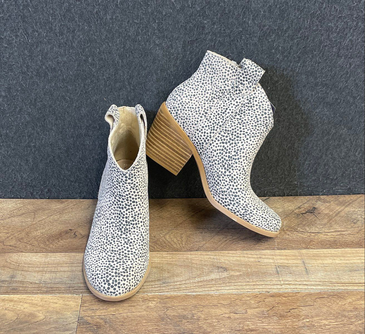 TOMS Kelsey White Grey Dalmatian Spotted Ankle Booties Women's Size 5 NWT