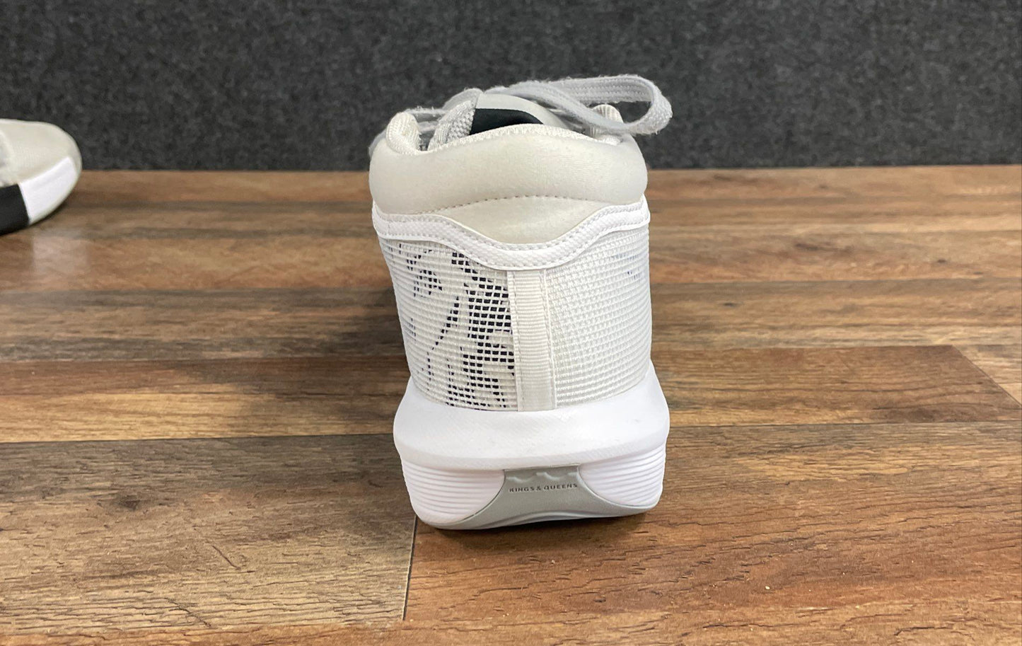 Nike LeBron Witness 8 White Black Silver Basketball Shoes Men's Size 9.5