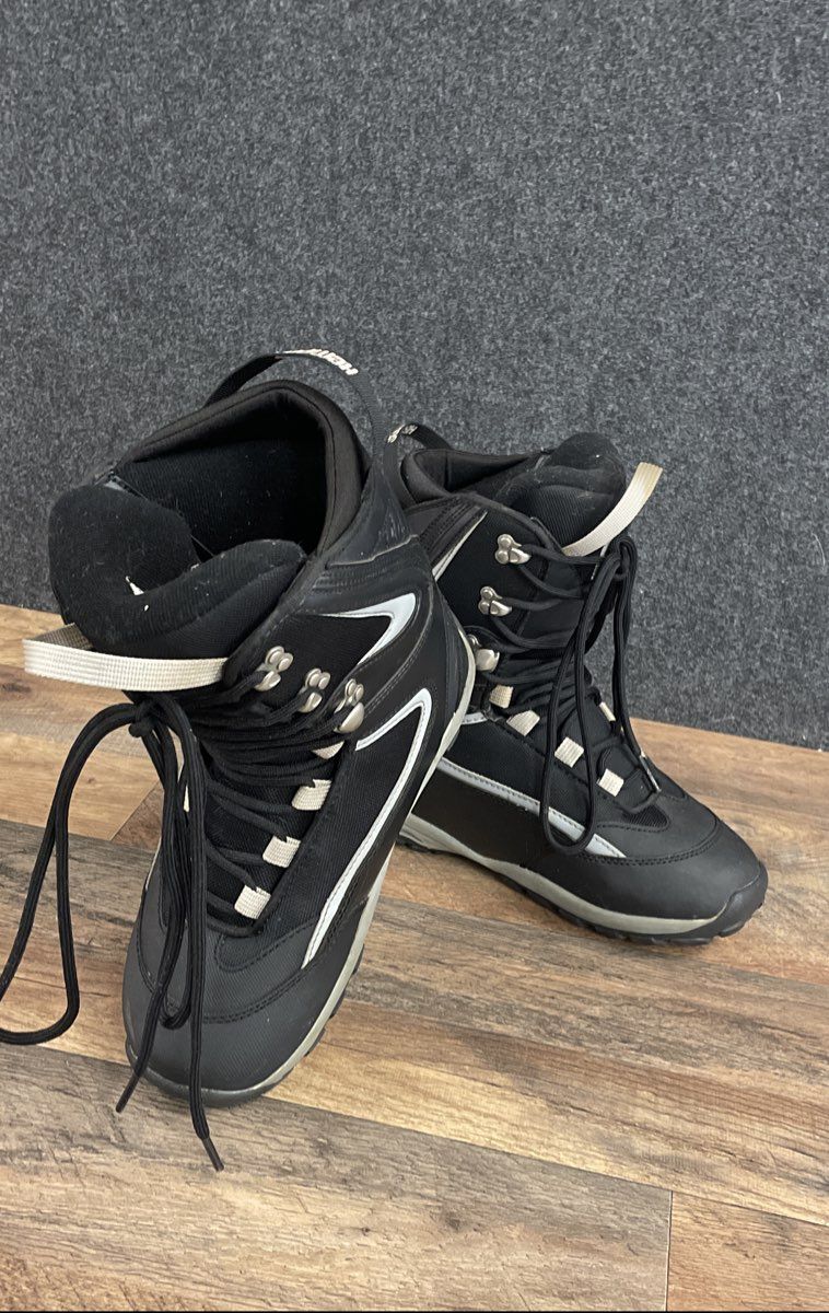 Kemper Snowboard Boots Black Silver Traditional Lace Size 8