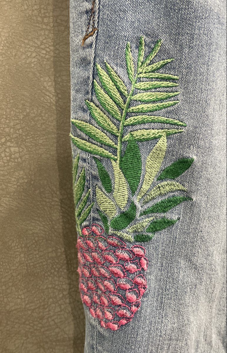 Crown & Ivy Women's Light Wash Blue Pineapple Palm Embroidered Jeans Sz 14R