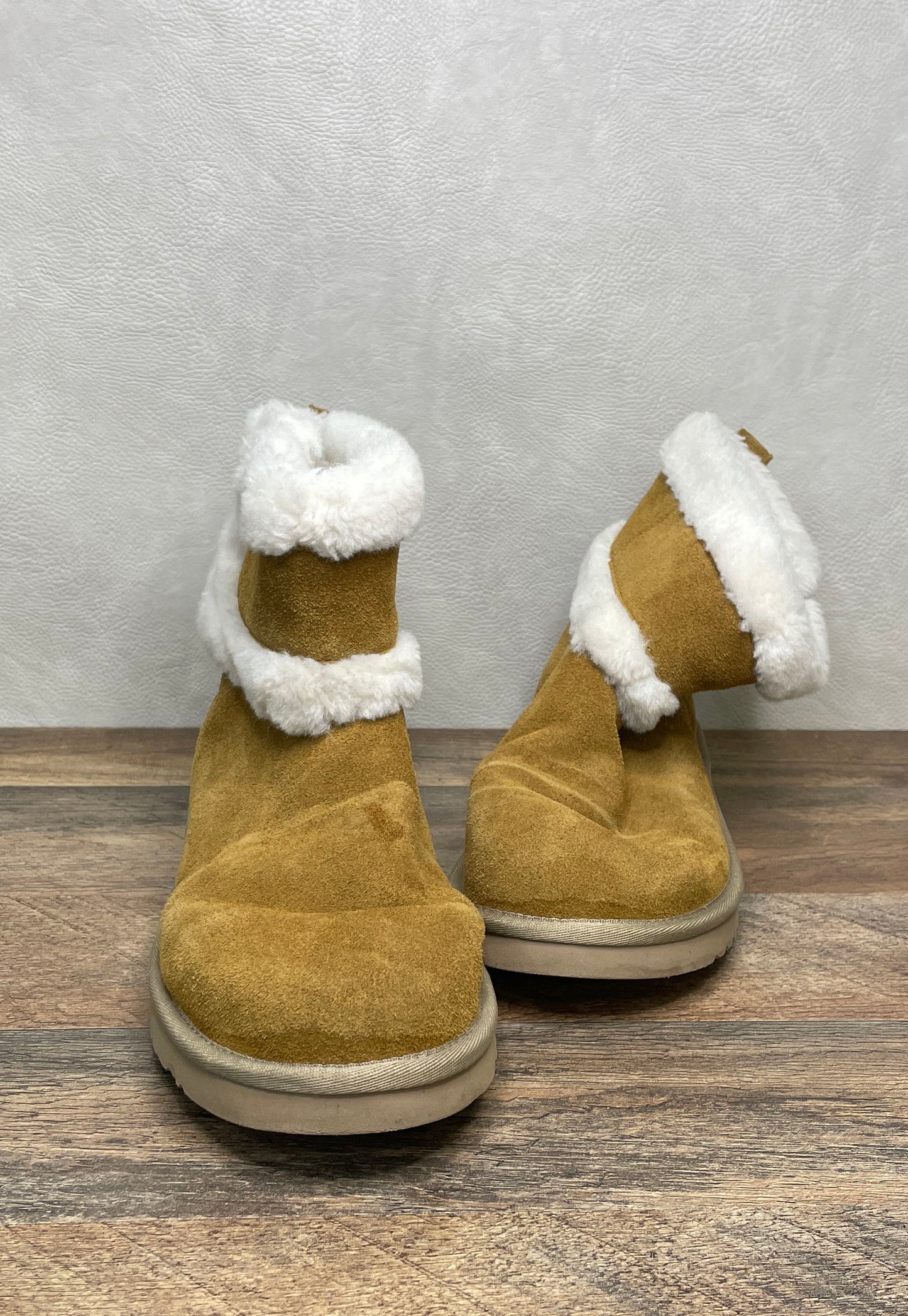 Koolaburra by UGG Victoria Short Chestnut Suede Shearling Boots Women's Size 10