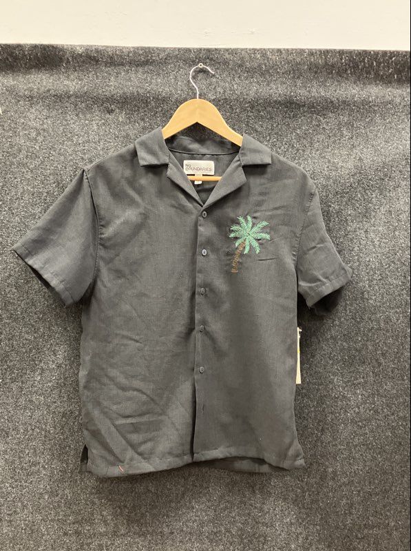 No Boundaries Men's Gray Tropical Embroidered Macaw Parrot Camp Shirt XS NWT
