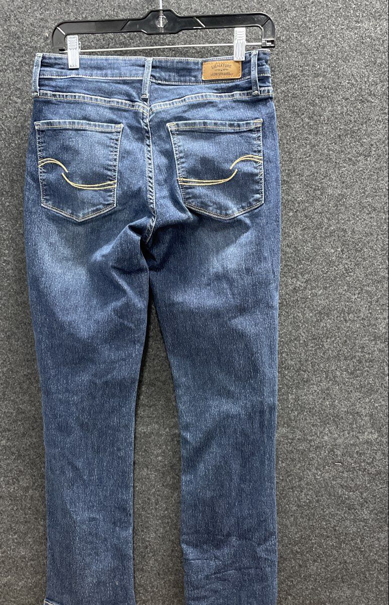 Signature by Levi Strauss Women's Blue Straight Leg Stretch Jeans 8M 29x32
