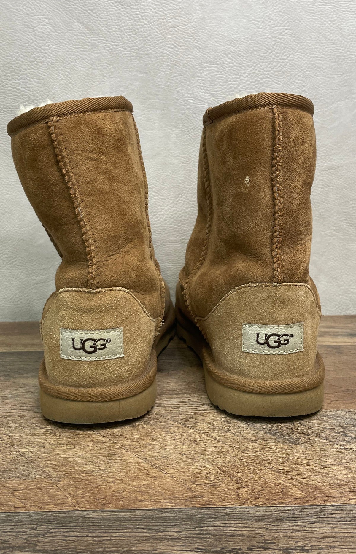 UGG Kids Classic II Short Chestnut Suede Sheepskin Boots Size 4 Big Kid