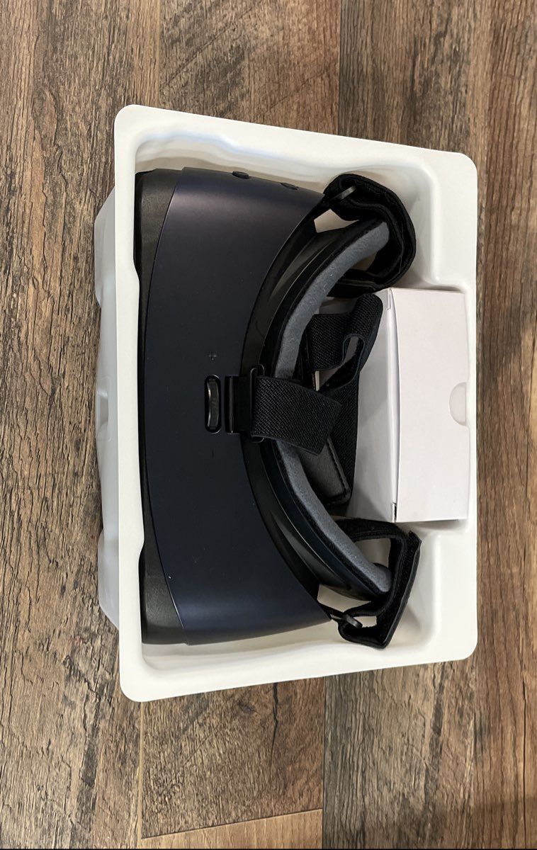 Samsung Gear VR Virtual Reality Headset Powered by Oculus with Box