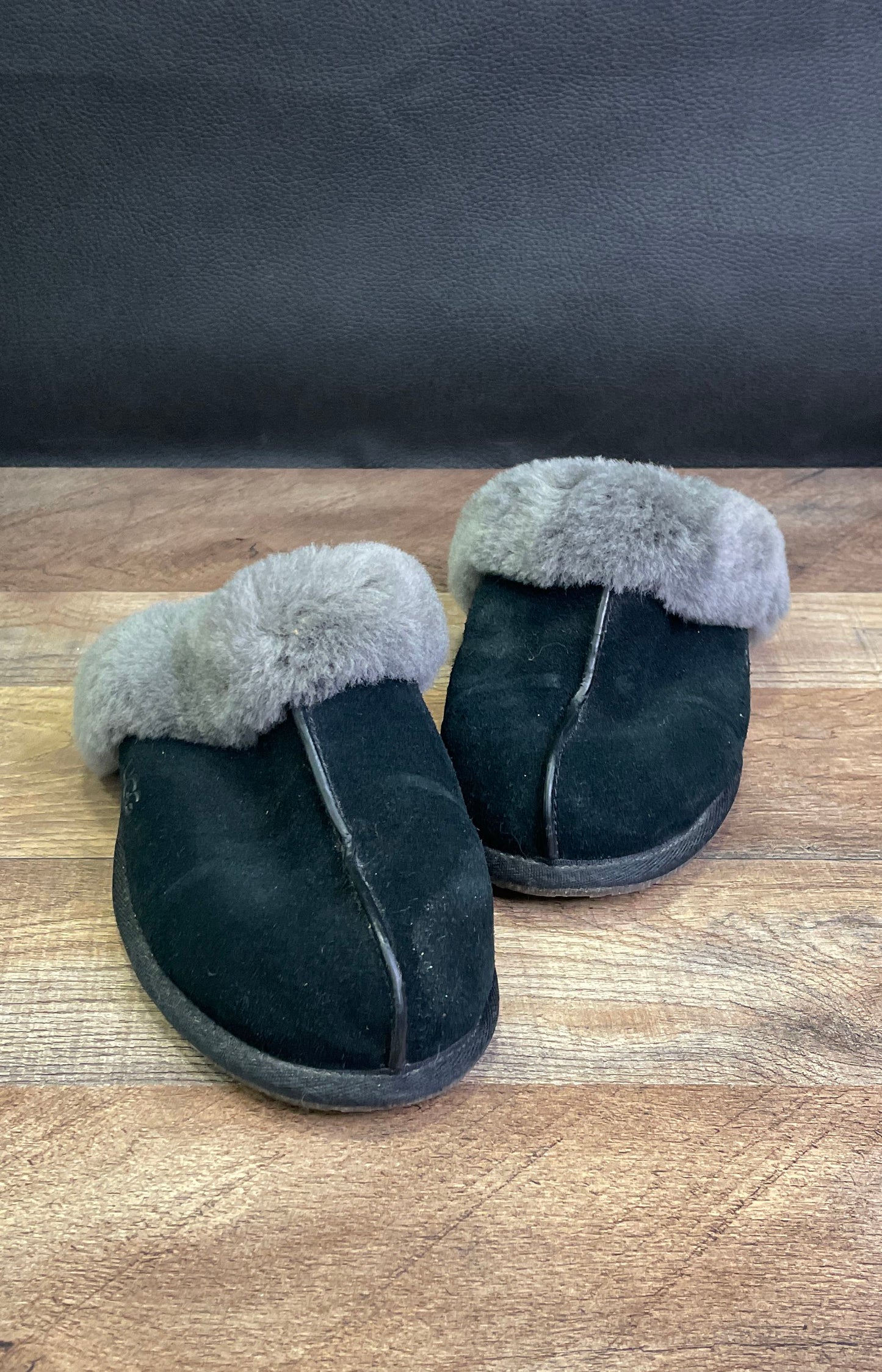 UGG Scuffette II Black Suede Grey Sheepskin Fur Slippers Women's Size 7