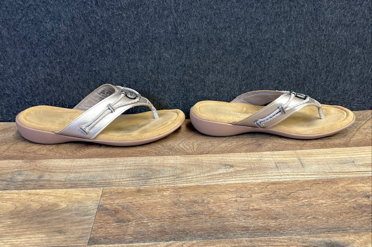 Minnetonka Silverthorne Metallic Champagne Leather Medallion Sandal Size 8M