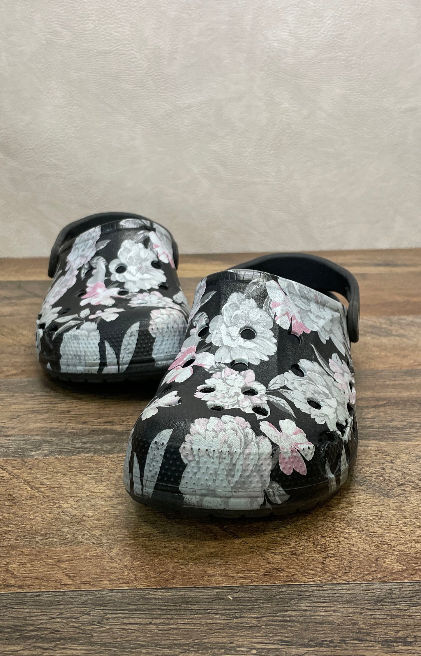 Crocs Classic Clog Black Floral Print Slip On Shoes Women's 9 Men's 8