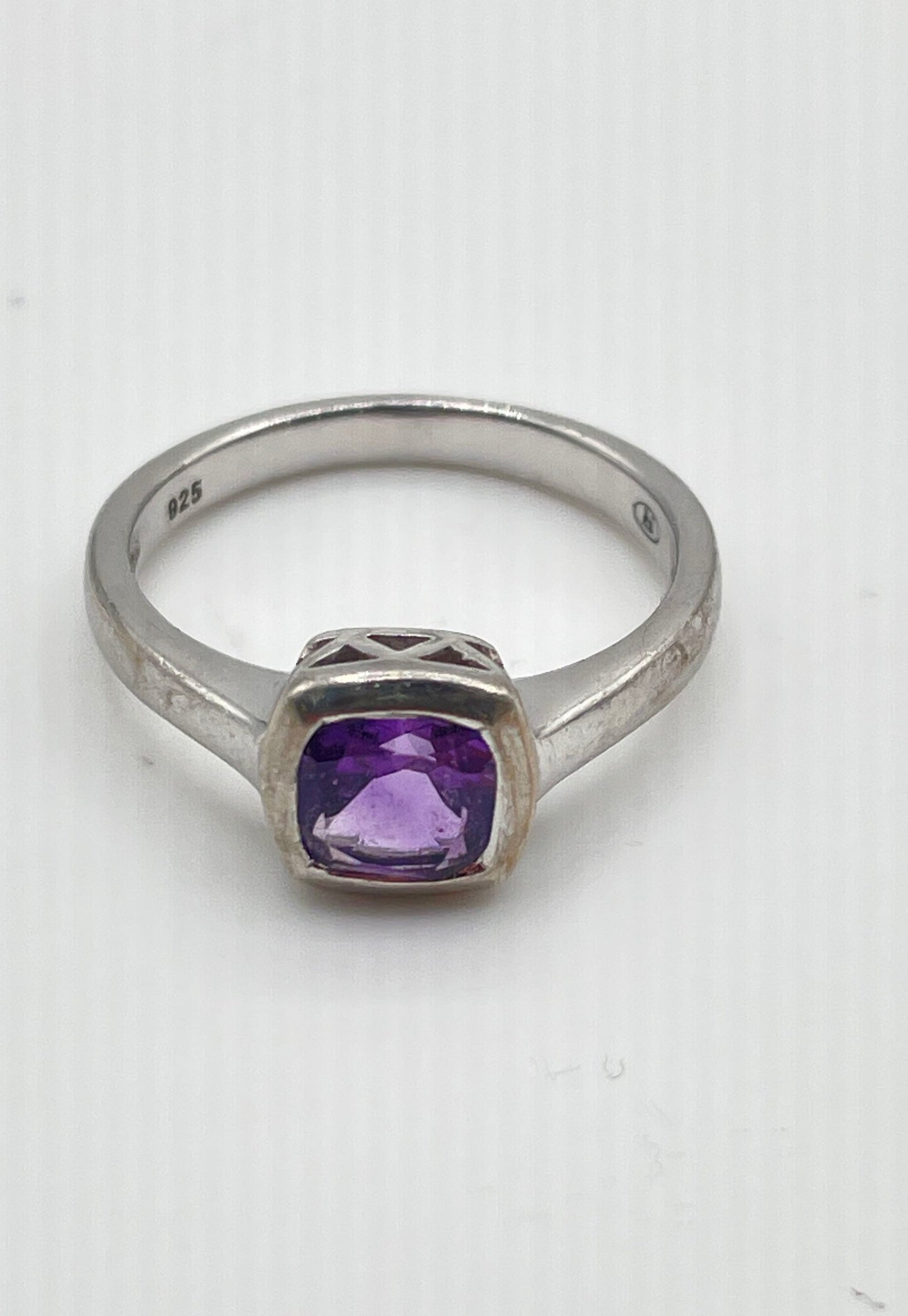 925 Sterling Silver Amethyst Solitaire Ring 2.9g