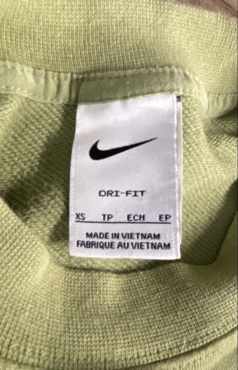 Nike XS Dri-FIT Long Sleeve Crewneck Sweatshirt Sage Green Swoosh