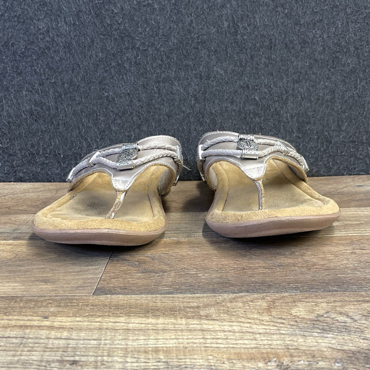 Minnetonka Silverthorne Metallic Champagne Leather Medallion Sandal Size 8M