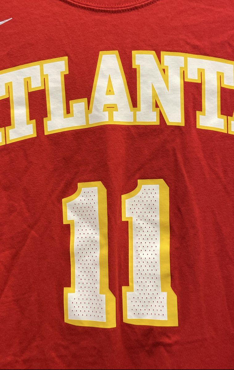 Nike Atlanta Hawks Trae Young #11 NBA Red Jersey Style T-Shirt Loose Fit Sz M